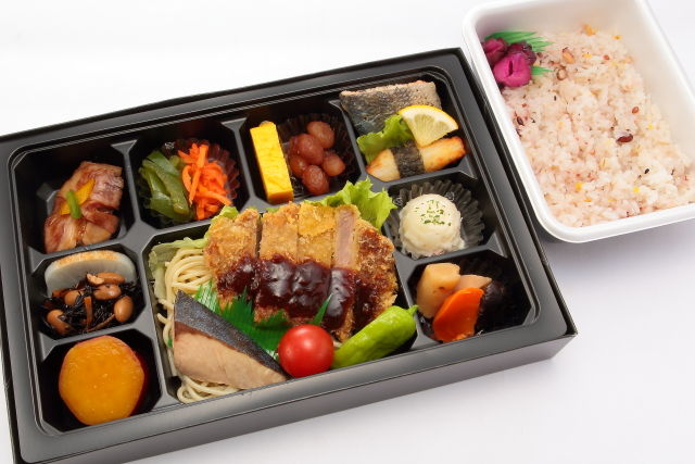 牛カツと鰤照焼きの11菜幕の内