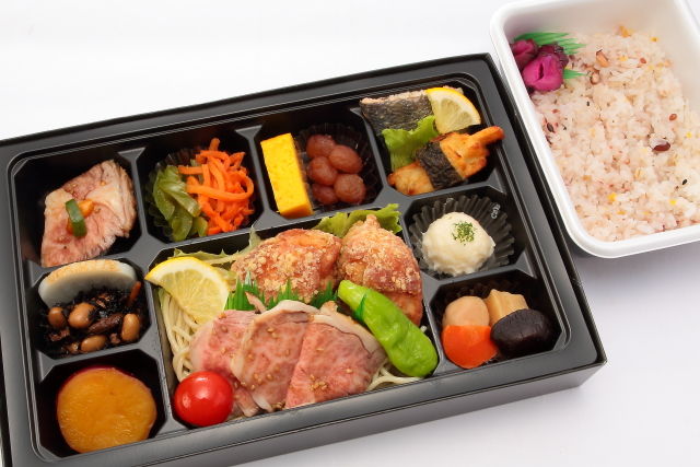 飛騨牛ステーキと手仕込み鶏唐揚げの11菜幕の内