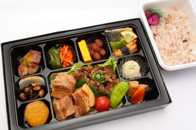 牛すきと煮豚の11菜幕の内