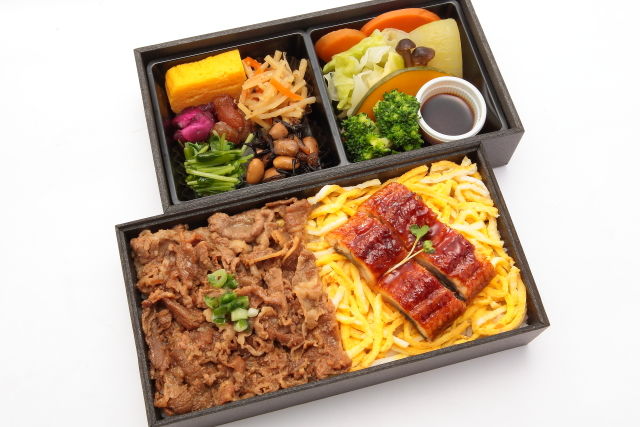 厳選鰻と牛すき煮と野菜の贅沢二段御膳