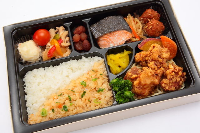 鶏唐揚げと焼き鮭幕の内弁当