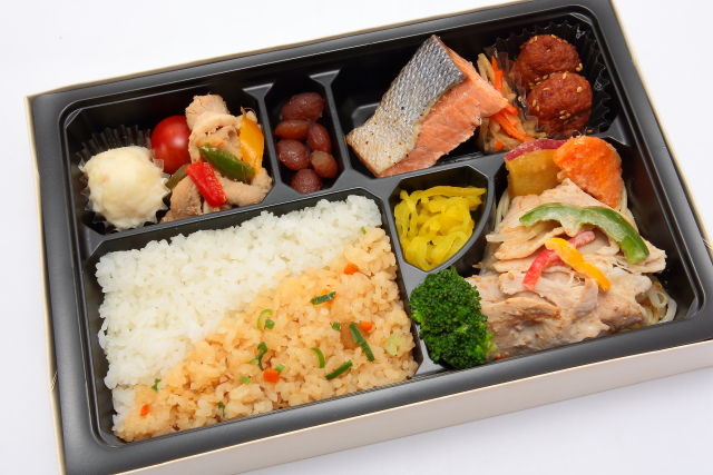 ごまだれ豚しゃぶと焼き鮭幕の内弁当