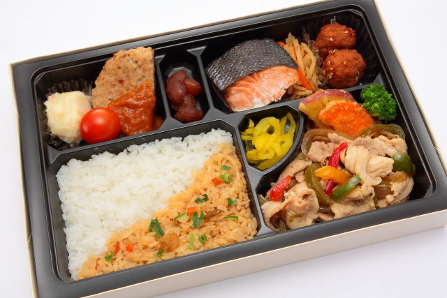 豚生姜焼きと焼き鮭幕の内弁当