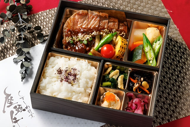 厳選牛サーロインを贅沢に使用した朴葉味噌ステーキ御膳