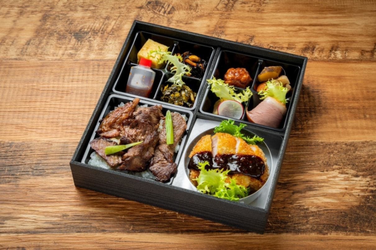 白詰草（しろつめくさ）～牛ランプ焼肉と味噌カツ弁当～