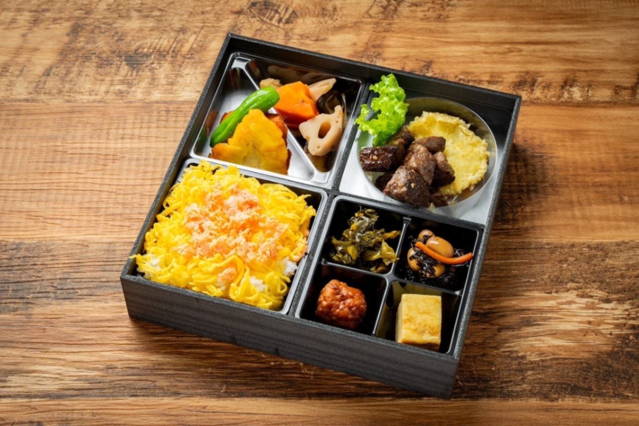 白茅（ちがや）～特選サイコロステーキと鮭まぶしご飯弁当～