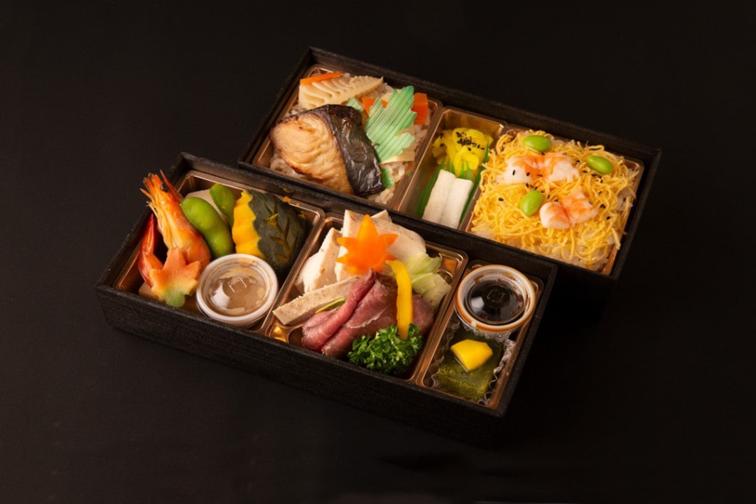 ローストビーフとサラダチキン、鰆幽庵焼と山城筍飯の極上二段弁当