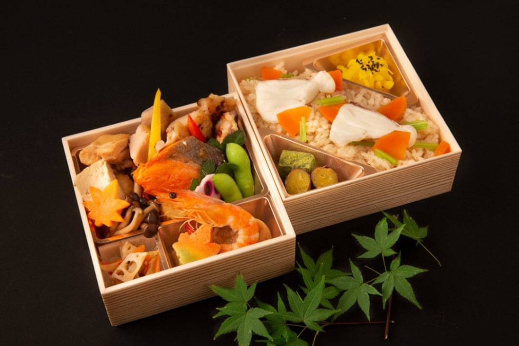 鶏西京焼と鮭塩焼と鶏すき焼のあじわい弁当