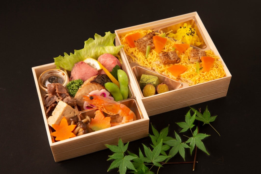 ローストビーフと牛すき焼、鰆幽庵焼と鱧かやく飯のあじわい弁当