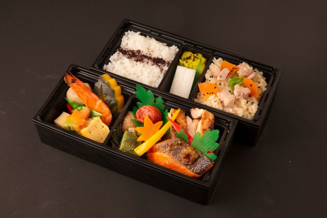 鶏照焼と鮭塩焼と野菜の煮物のお弁当
