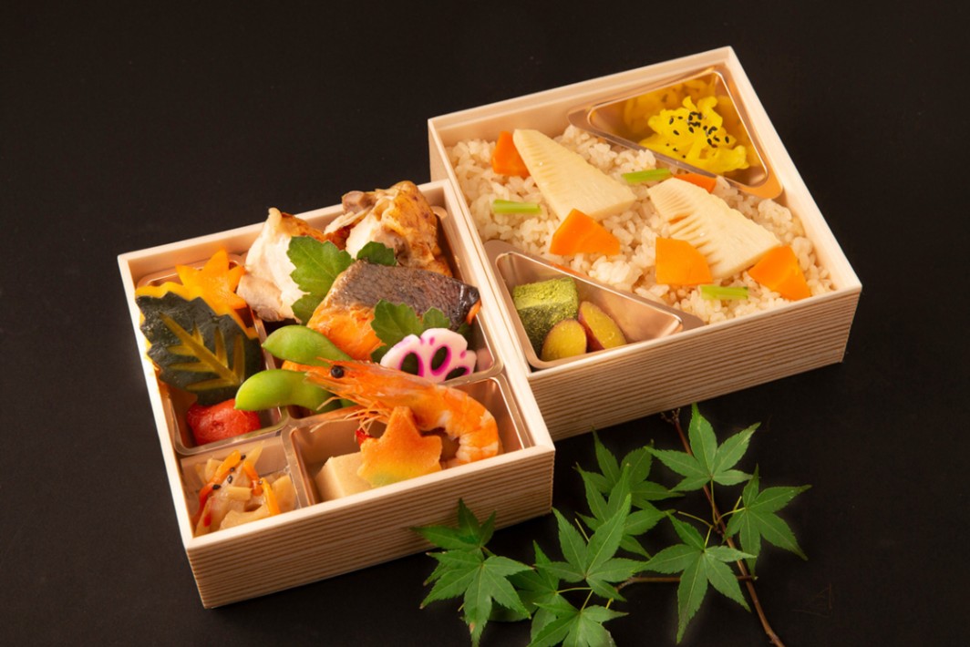 鶏照焼と鮭塩焼と山城筍飯のあじわい弁当