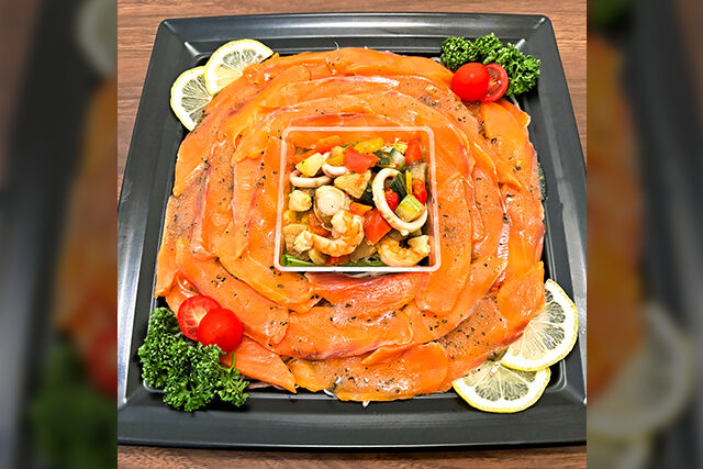 スモークサーモンのマリネ トマト＆ガーリックソース掛け