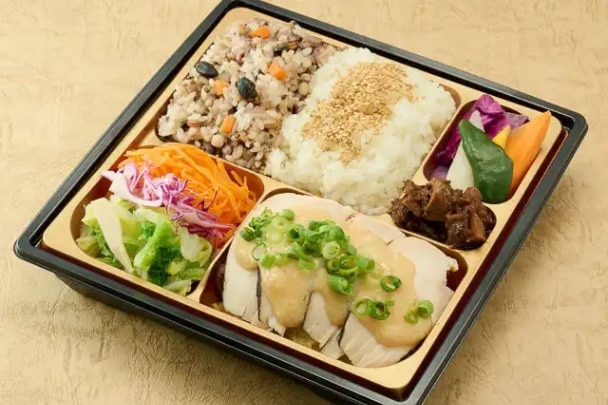 鶏胸肉の優しい火入れ 十六穀米と有機野菜のバーニャカウダ