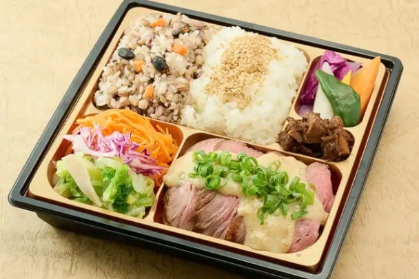 牛ロースのグリエ マスタードソース十六穀米と有機野菜のバーニャカウダ