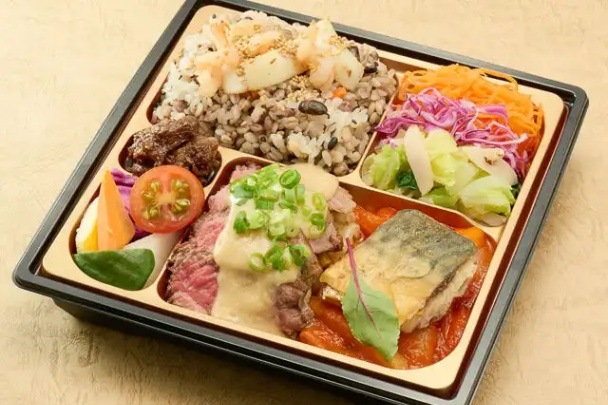 牛ロースと鯖のポワレ　魚介類の炊き込みご飯　有機野菜のバーニャカウダ