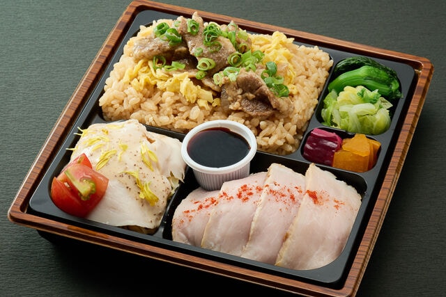 牛焼肉ビビンバとバンバンジーサラダ弁当