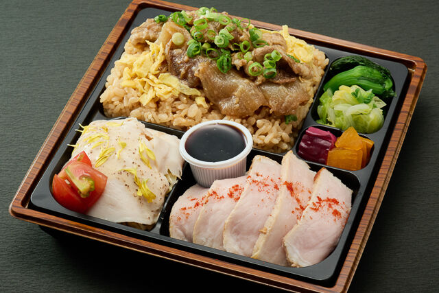 牛焼肉ビビンバとバンバンジーサラダ弁当【肉増量】