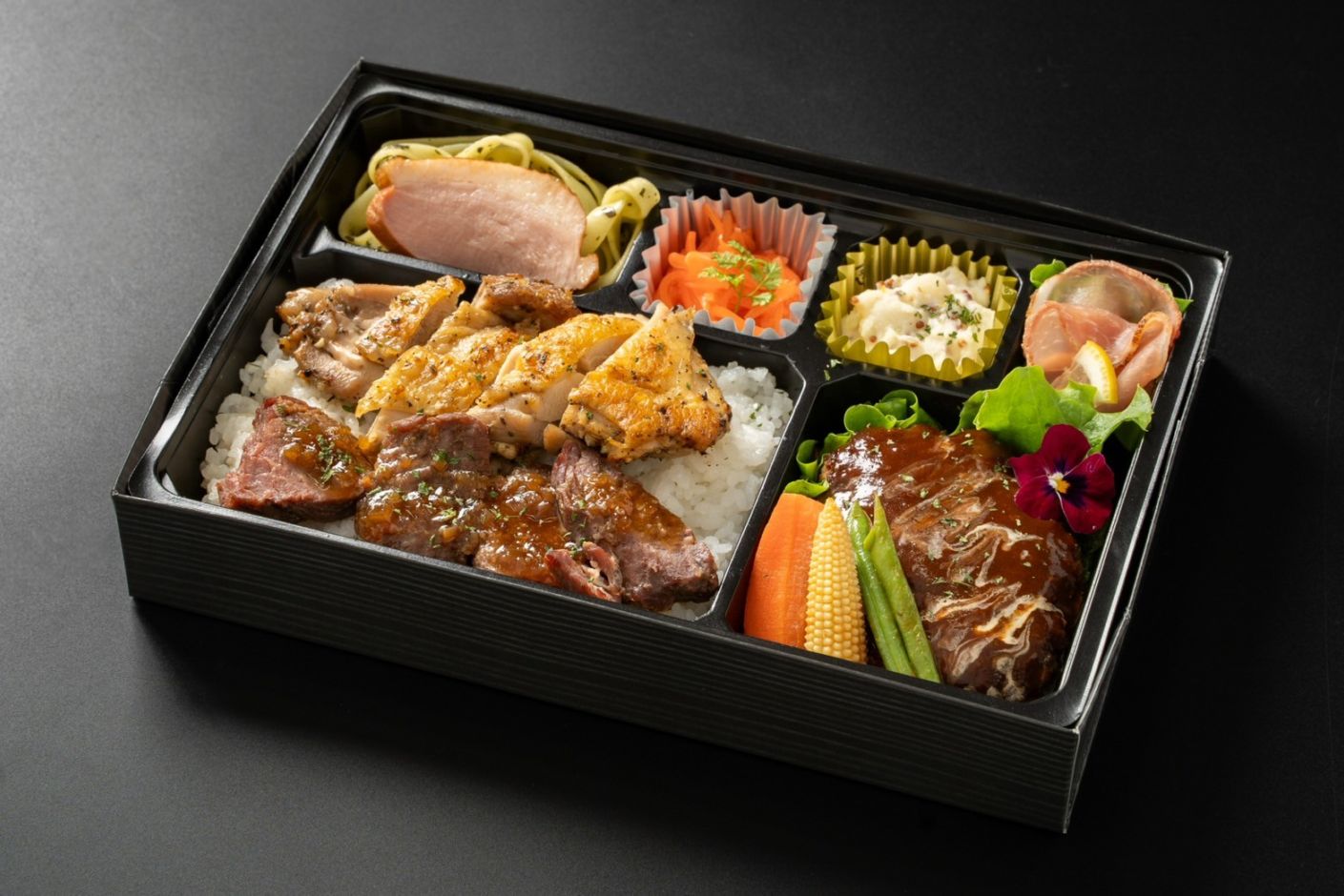 希少部位（サガリ）の牛ステーキ&グリルチキンと牛タンハンバーグのシャンピニオンソースかけ弁当