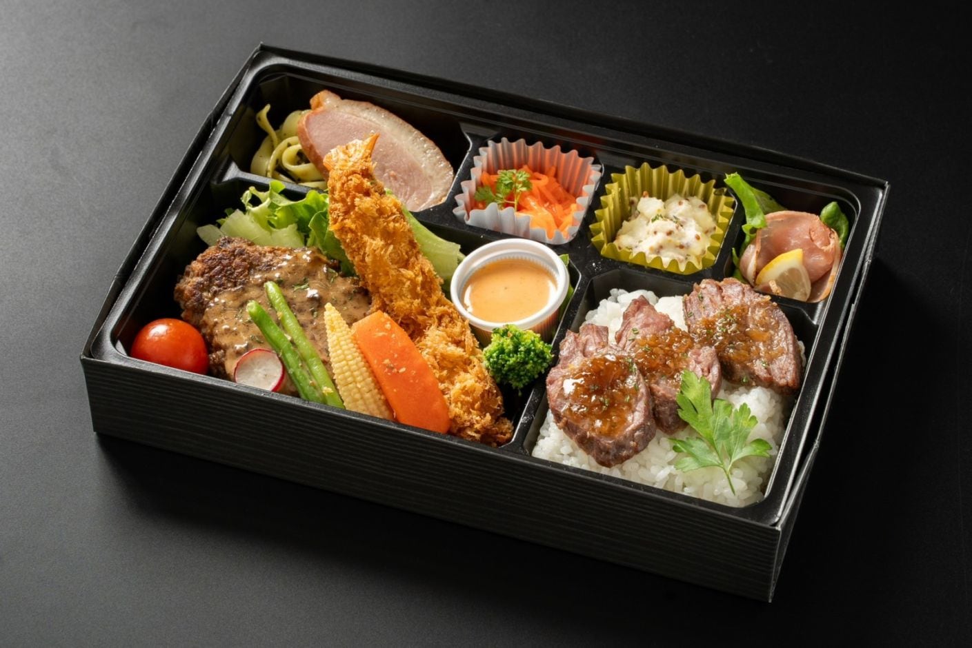 希少部位（サガリ）の牛ステーキとシュリンプフライ&牛タンハンバーグのシャンピニオンソースかけ弁当