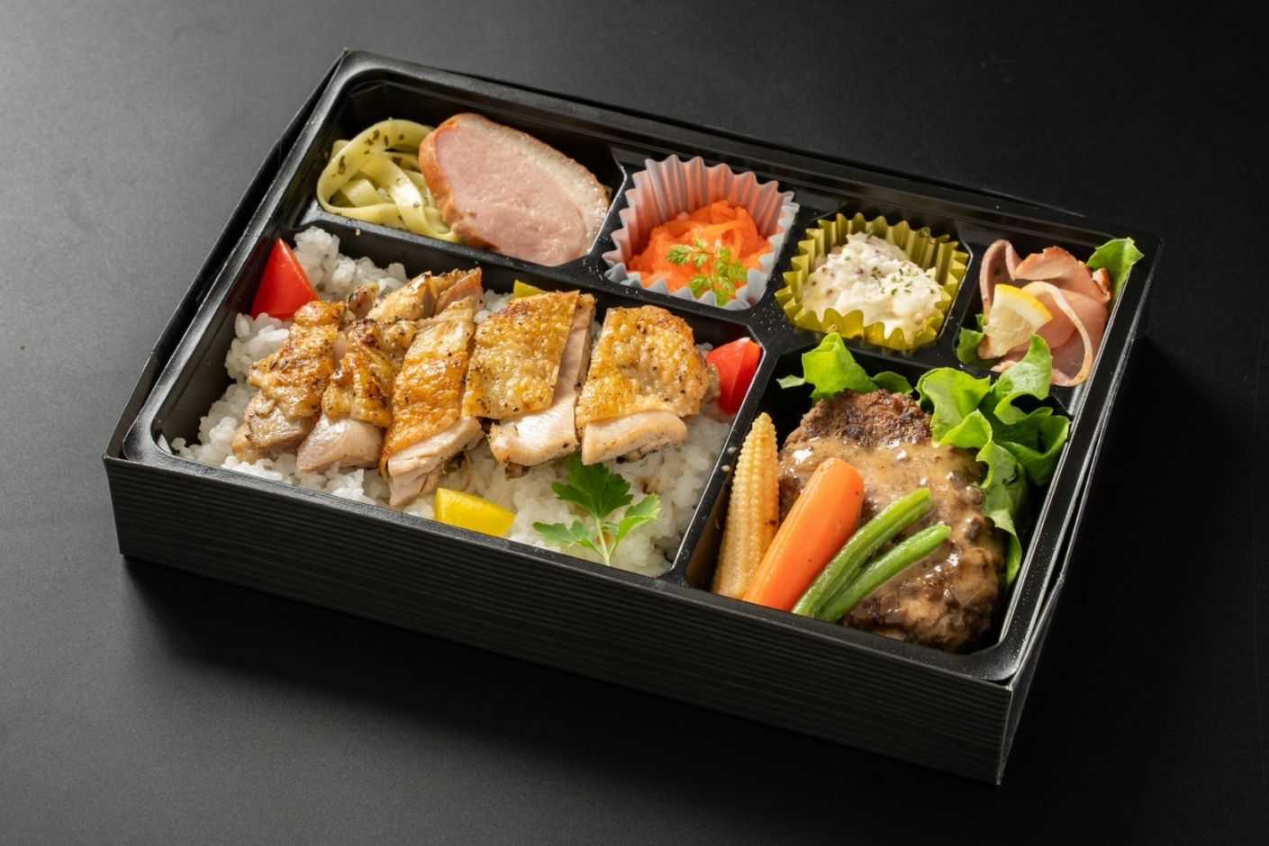 グリルチキンと牛タンハンバーグのシャンピニオンソースかけ