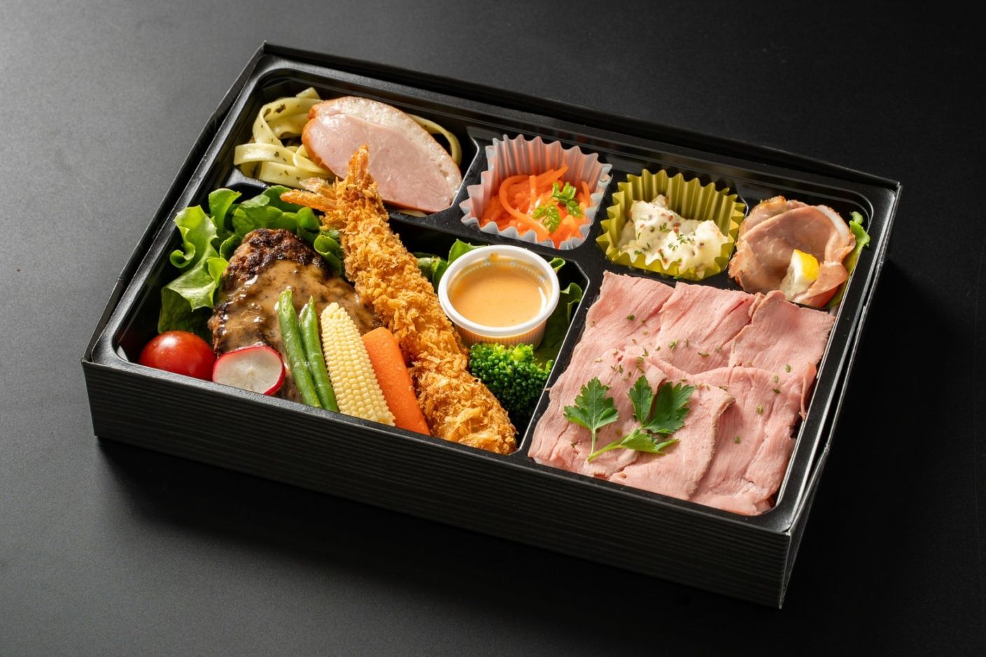 ローストビーフ重と牛タンハンバーグのシャンピニオンソースかけ弁当