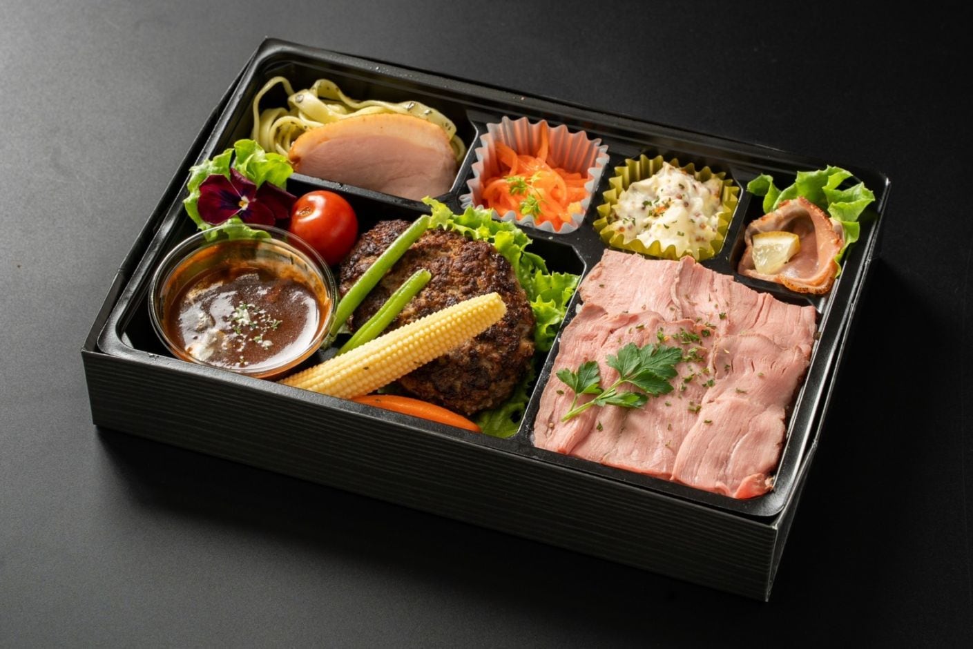 ローストビーフ重と特製デミグラスソース牛タンハンバーグ弁当