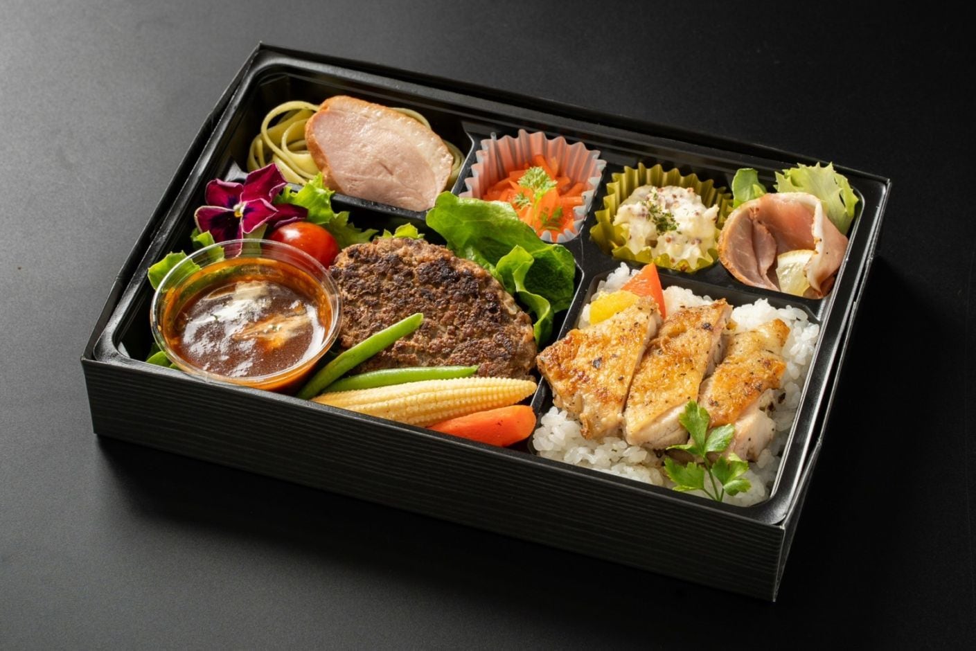 グリルチキンと特製デミグラスソース牛タンハンバーグ弁当