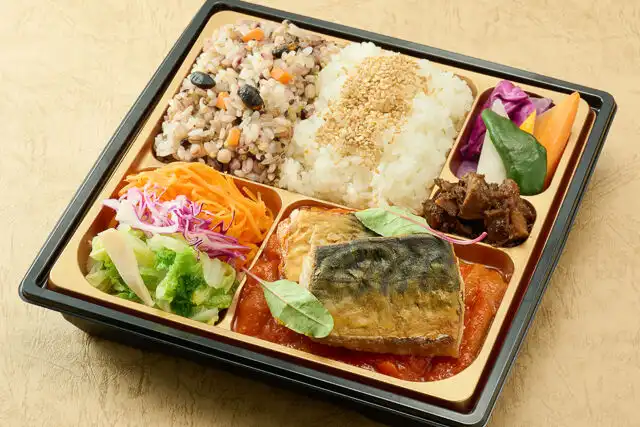 鯖のポワレバスク風 十六穀米とバーニャカウダ