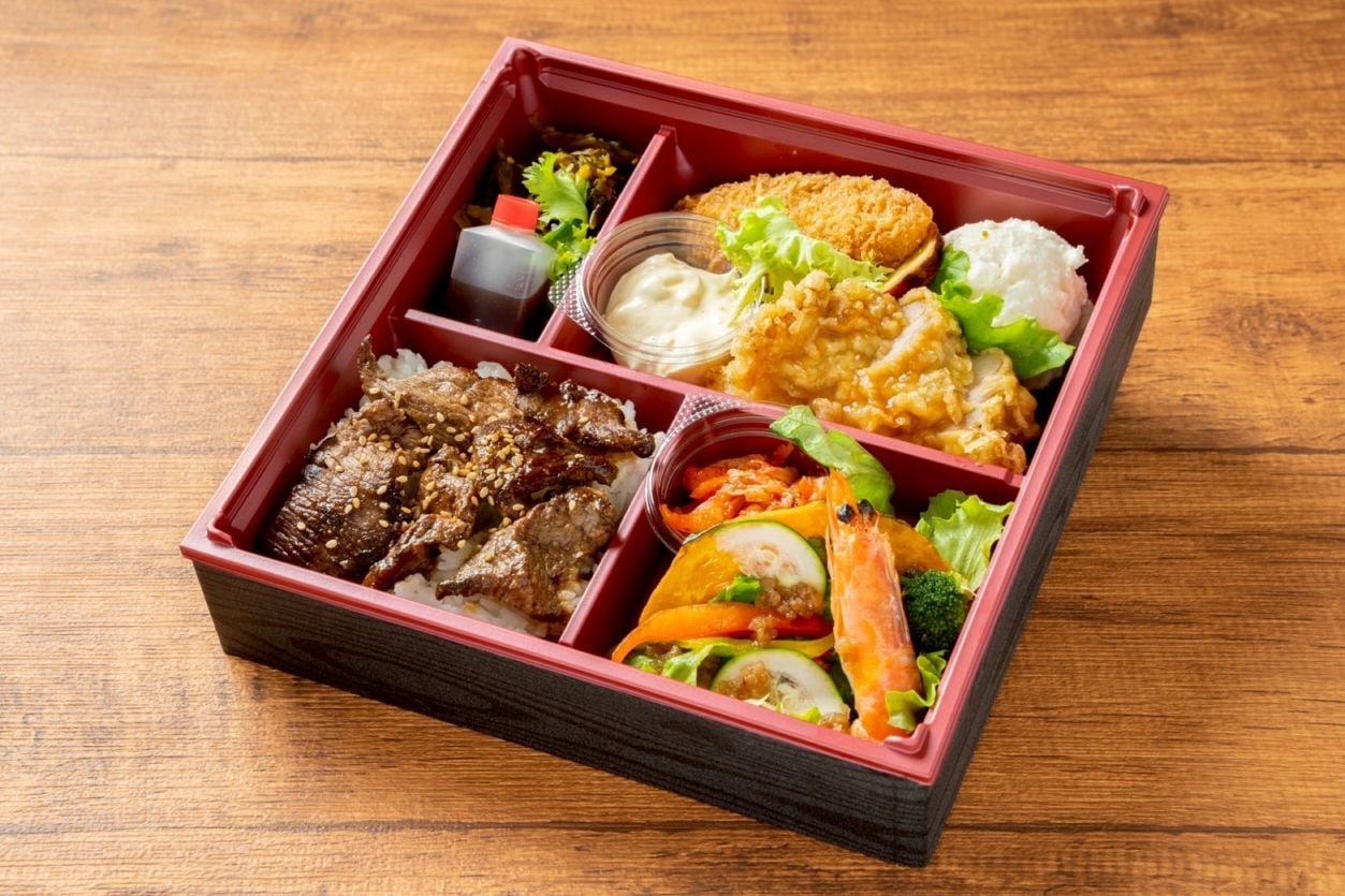 オペレッタ～赤身焼肉重＆チキン南蛮＆彩り野菜弁当～