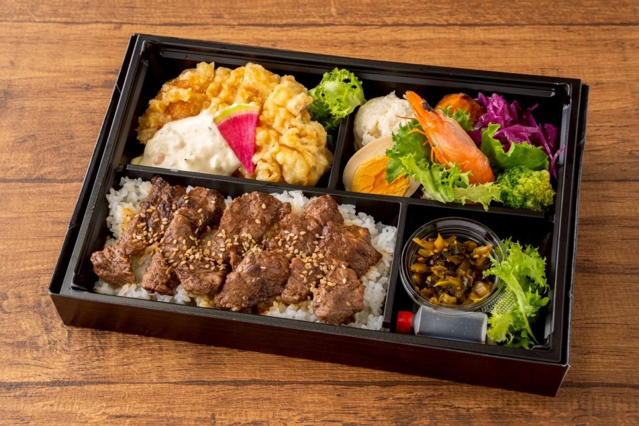 オペレッタ～赤身焼肉重＆チキン南蛮＆彩り野菜弁当～