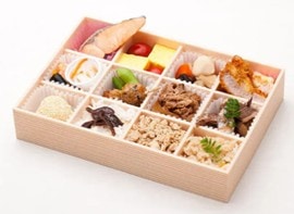 三種のご飯と牛すき焼きの十二単仕出し弁当