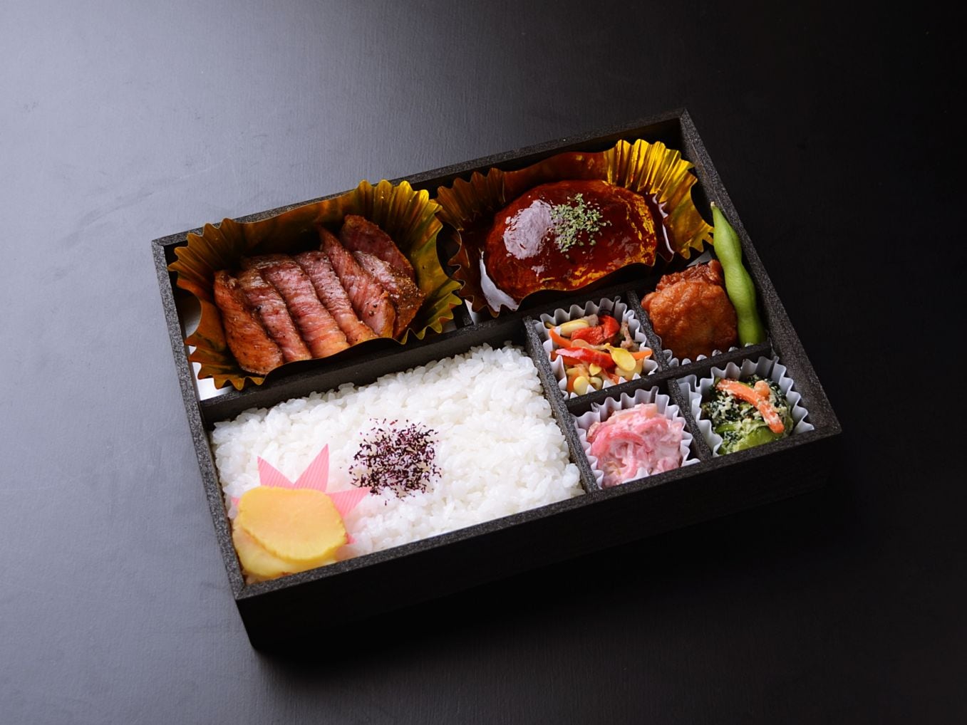 和牛の希少部位ヒウチのステーキ&自家製デミグラスハンバーグ弁当【製薬・医療機器メーカー様限定弁当】