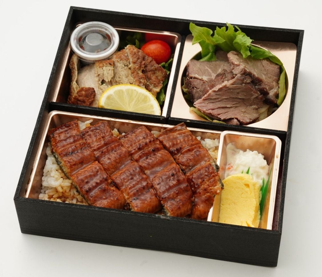 静乃華謹製播磨製法の厳選うな重と『２種類の選べるメイン』御膳　※写真は大麦牛のステーキとローストビーフ