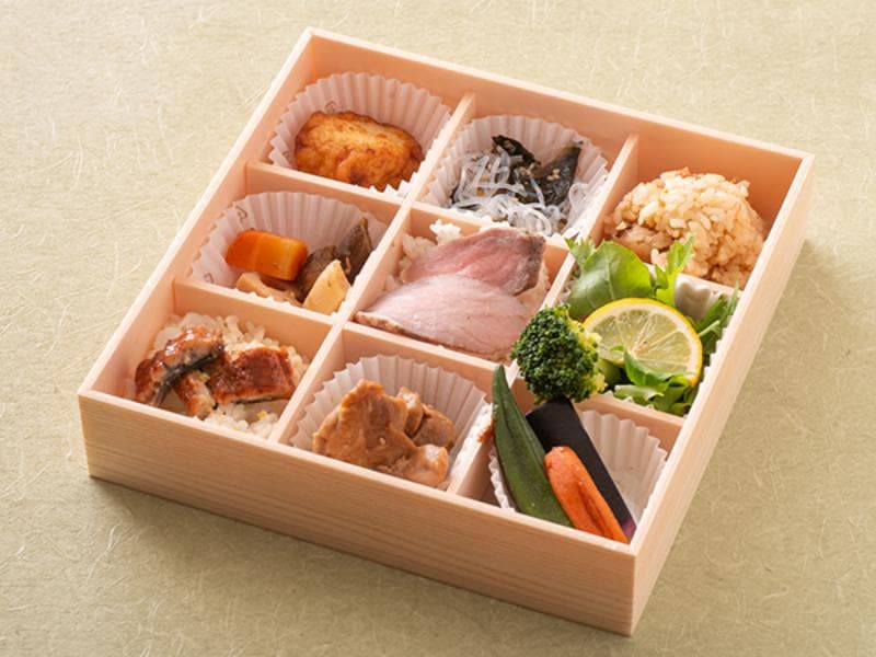 【9升弁当】鰻飯とローストビーフ