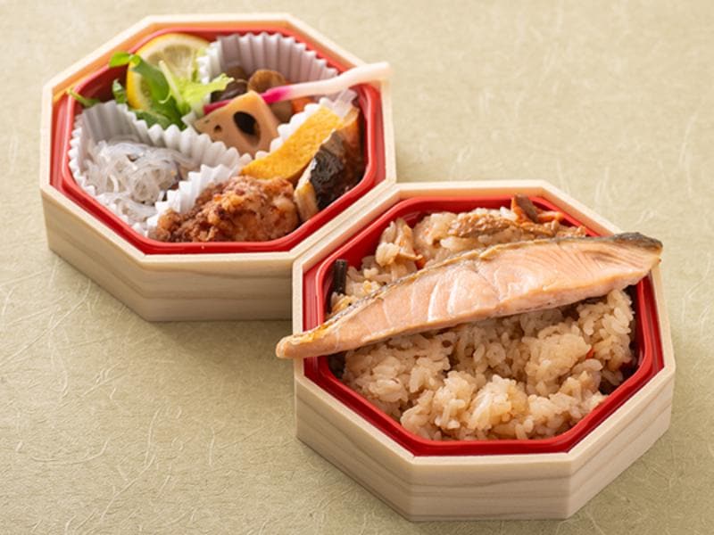 【鮮やか二段】大きな鮭のせ かしわめし