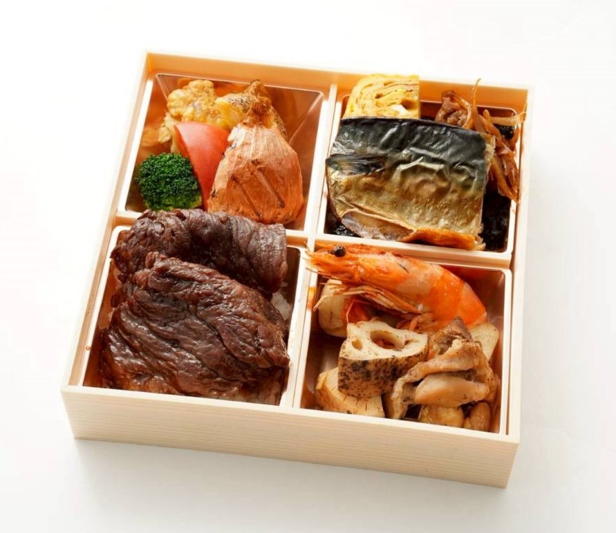 和牛すき焼きとサバの松花堂弁当