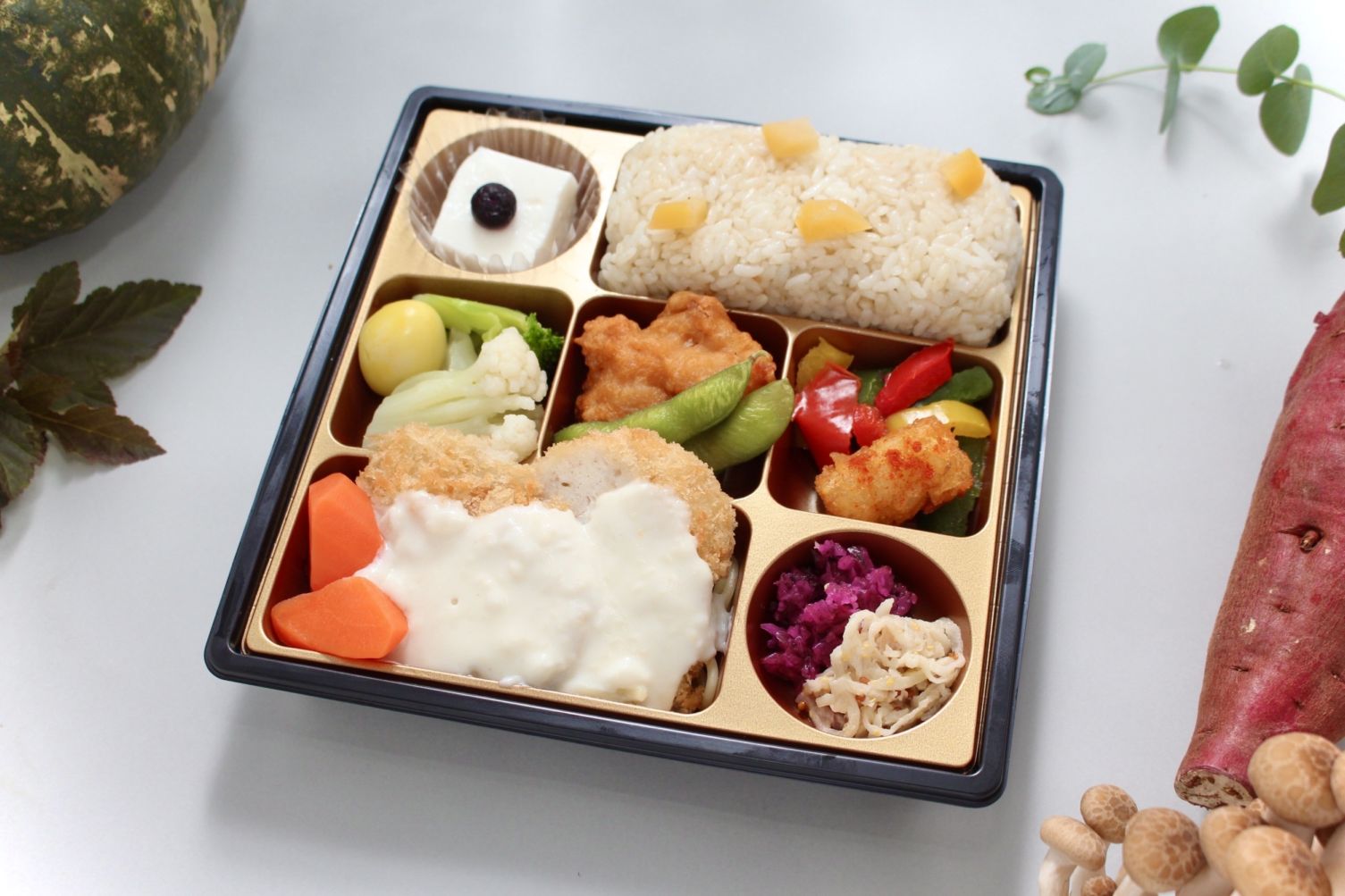 【季節限定】De luxe/ブールブラン煮込みチキンカツ ～旬のごはんと共に～