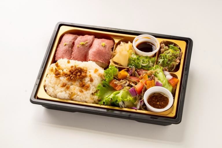 -鳴り-厳選黒毛和牛肉寿司と和風サラダの弁当