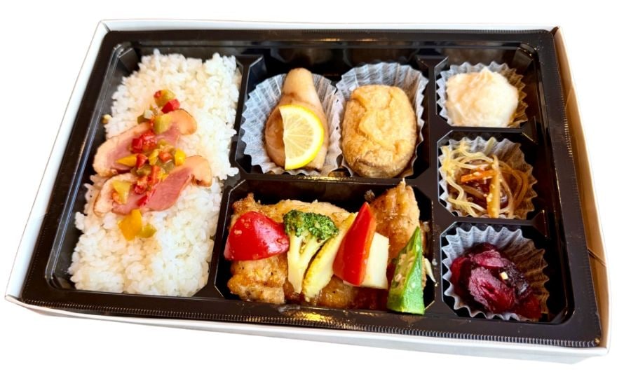 グリルチキンとローストポーク ハンバーグのパイ包み焼き弁当