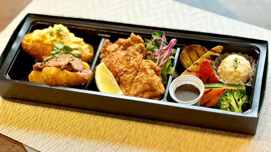 2種のクロワッサンサンドとフライドチキンのお弁当