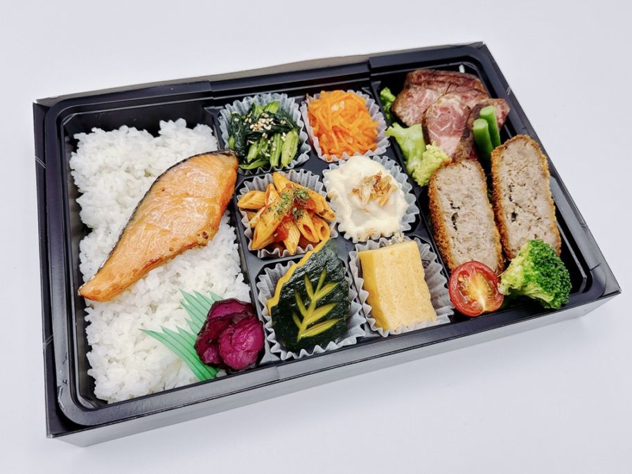 牛ハラミ焼肉と国産牛のメンチカツ（鮭の塩焼き）