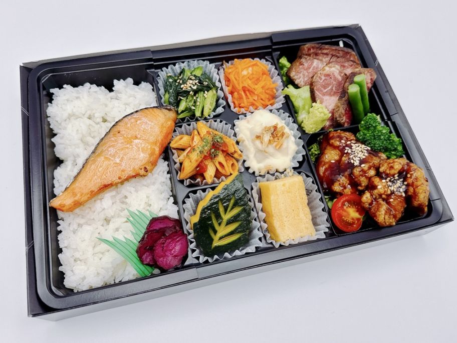 牛ハラミ焼肉と黒酢唐揚げ（鮭の塩焼き）