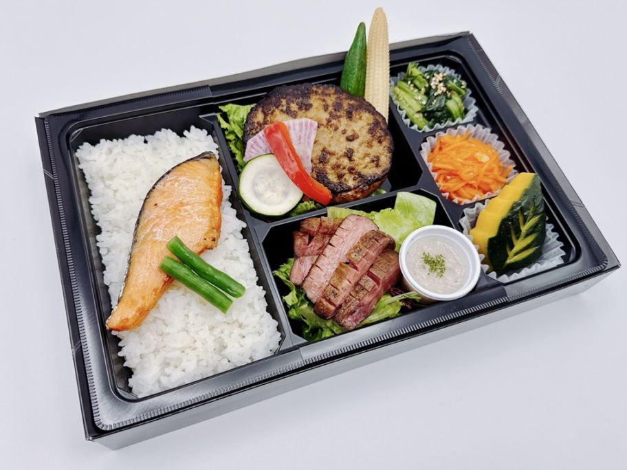 鮭の塩焼きとやわらかハンバーグ（牛たん塩焼き）