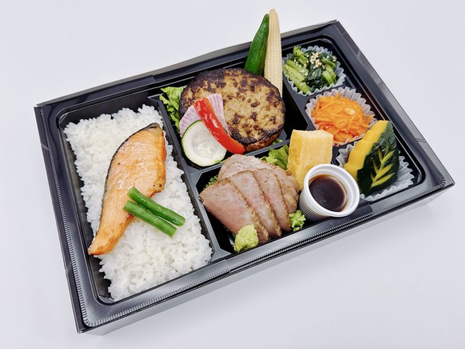 鮭の塩焼きとやわらかハンバーグ（黒毛和牛A5カルビステーキ）