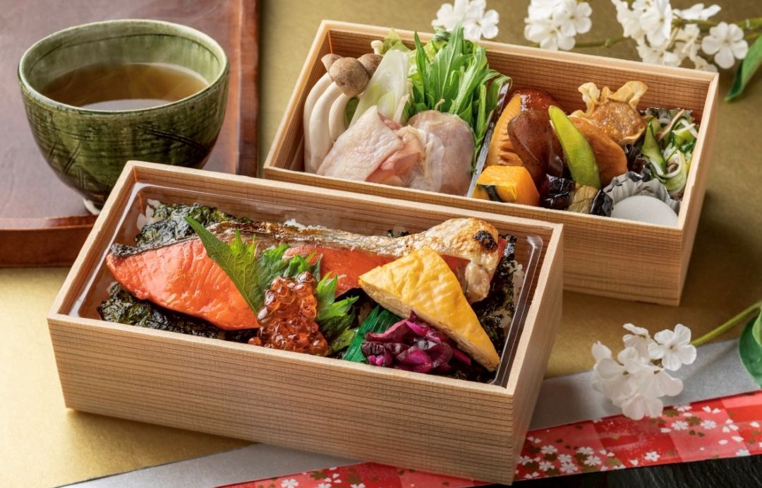 鶏すきと紅鮭海苔の二段重御膳