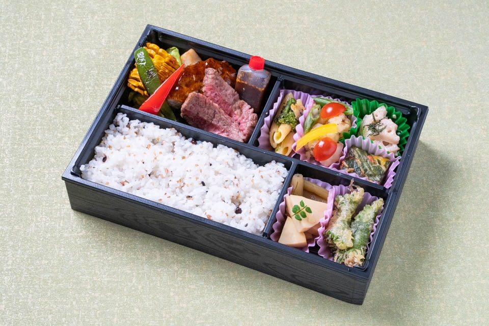 特選ステーキと熟成ハンバーグの薬膳弁当
