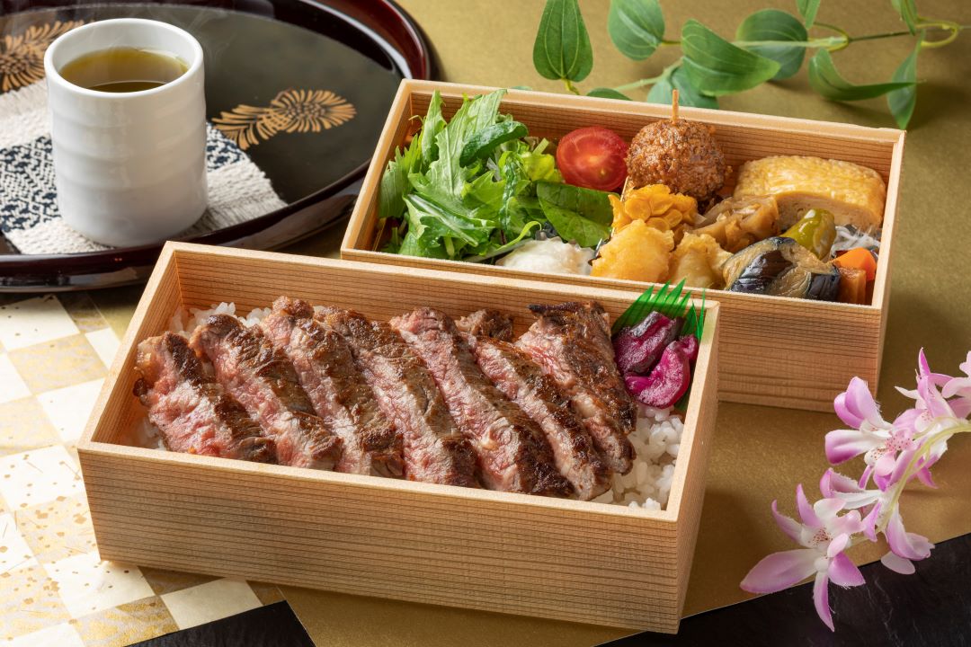 特上ステーキと彩り和食の二段重