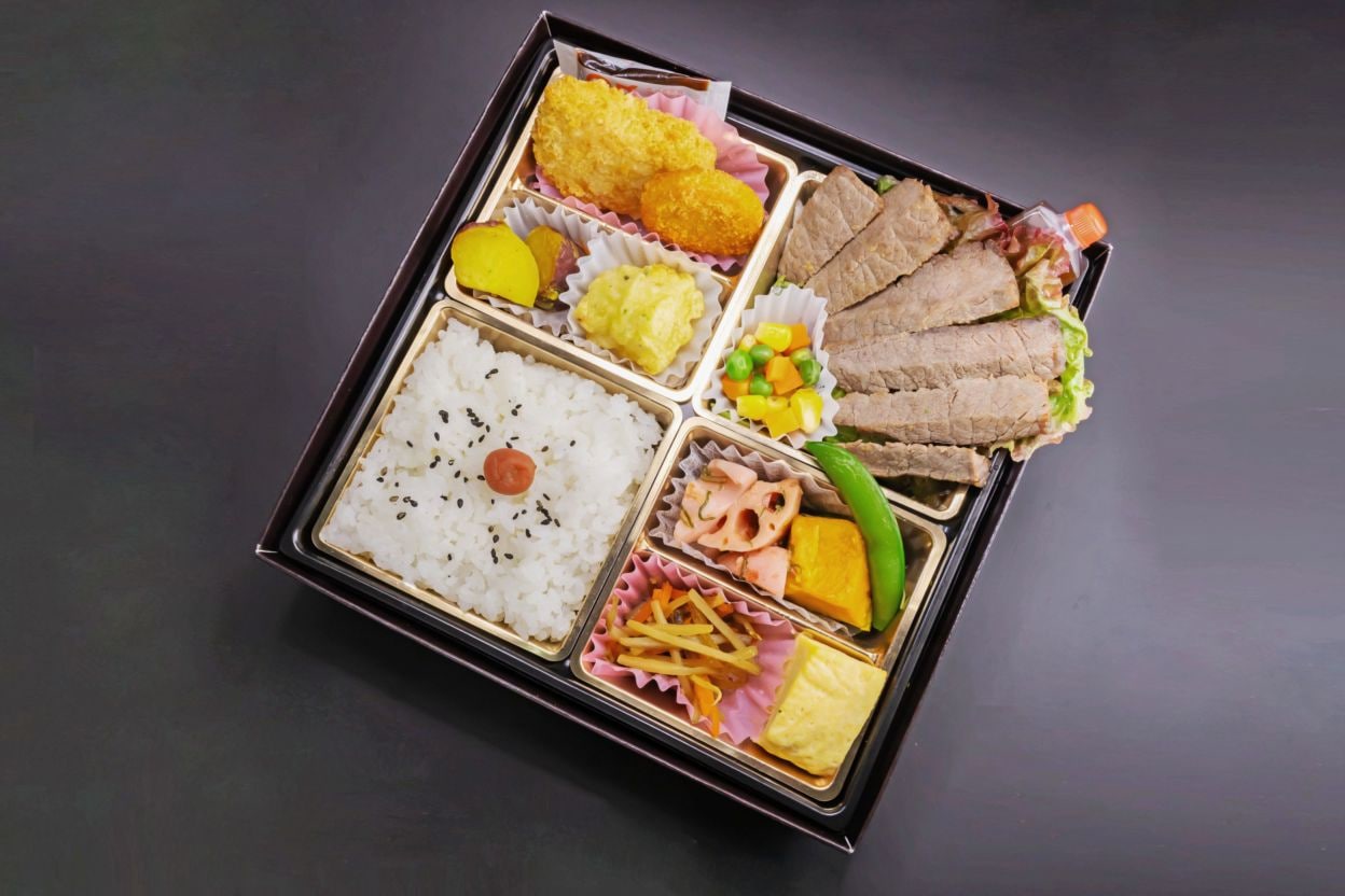 【2026年1月6日以降お届け可能】特選黒毛和牛ステーキとフライ弁当 楓 かえで