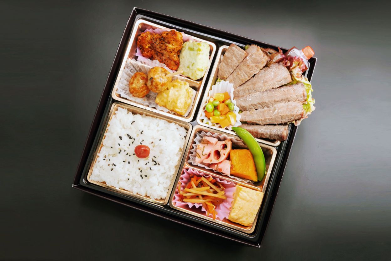 【2026年1月6日以降お届け可能】特選黒毛和牛ステーキと鶏照り焼き＆つくね弁当 柚子 ゆず