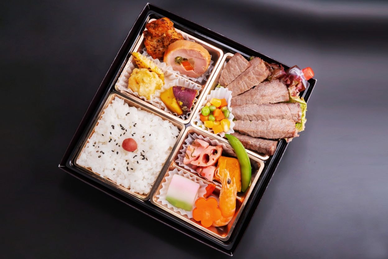 【2026年1月6日以降お届け可能】特選黒毛和牛ステーキと鶏照り焼き＆鴨ロース御膳 匠 たくみ